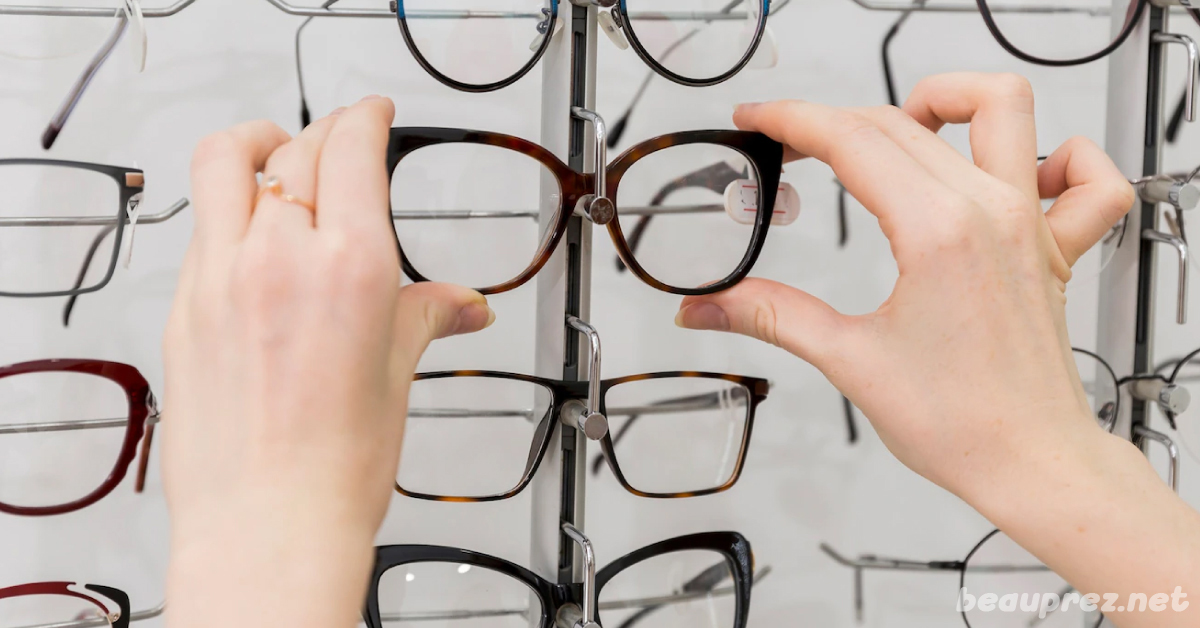เลือกแว่นตา ให้เหมาะกับใบหน้า เมื่อค้นหาแว่นตาใหม่ เป็นเรื่องง่ายที่จะรู้สึกว่ามีตัวเลือกและสไตล์มากมายให้เลือกมากมาย ตั้งแต่รูปหน้า สีผิว